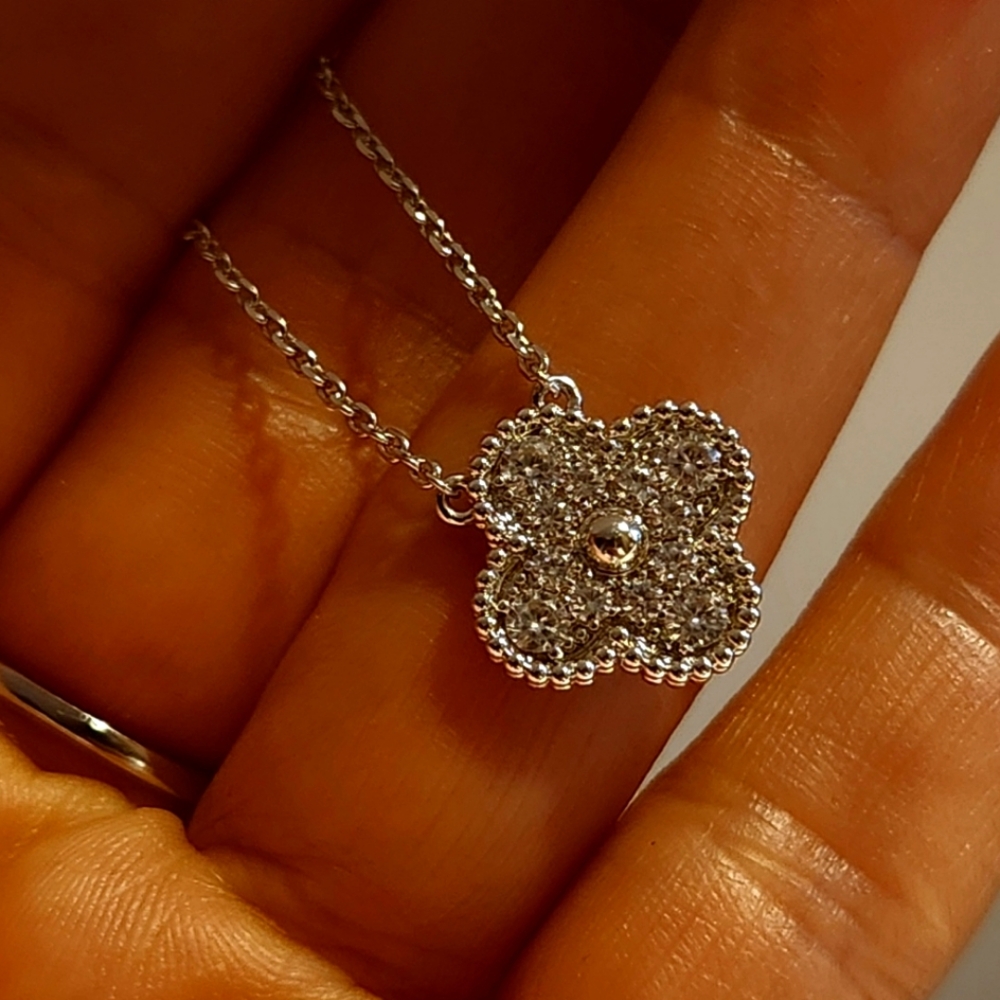 Clover Necklace.Stainels Steel Hupoallergenic. Moissanite. New popular design - Picture 6 of 15